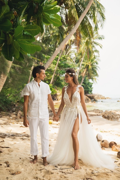 Jeune et beau couple fête son mariage sur la plage