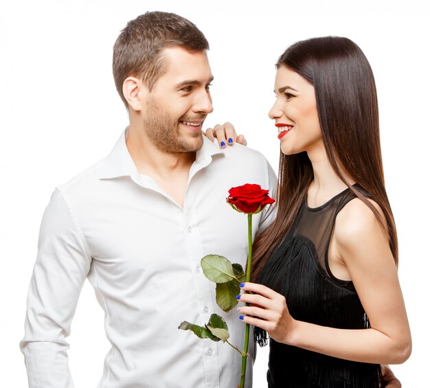 Jeune beau couple avec fleurs sur blanc