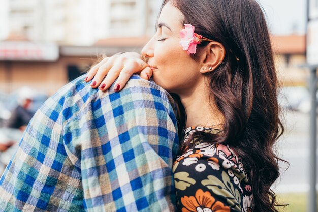 Jeune beau couple heureux étreindre en plein air