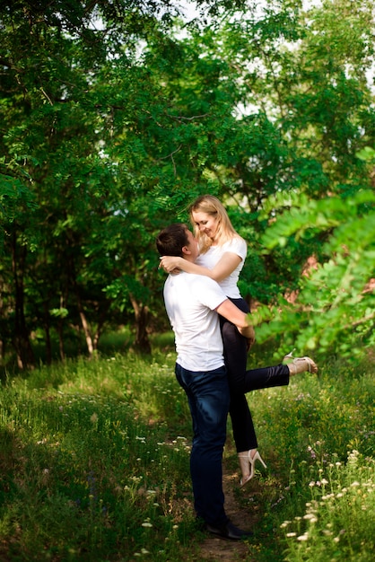 Jeune beau couple main à la main sur le paysage naturel.