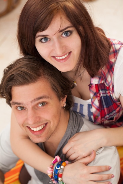 Jeune beau couple à la maison