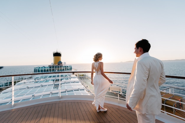 Jeune beau couple sur le pont d&#39;un paquebot de croisière en mer