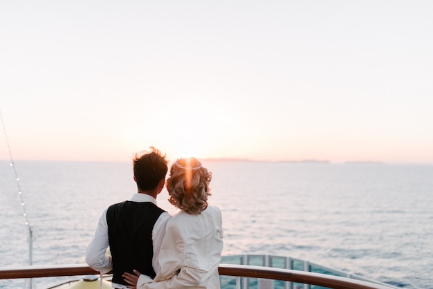 Jeune beau couple sur le pont d&#39;un paquebot de croisière en mer