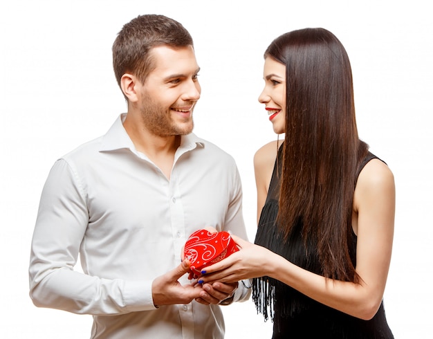 Jeune beau couple avec présent sur blanc