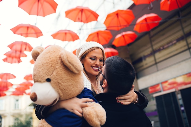 Jeune beau couple profitant d'une promenade en ville à la Saint-Valentin.