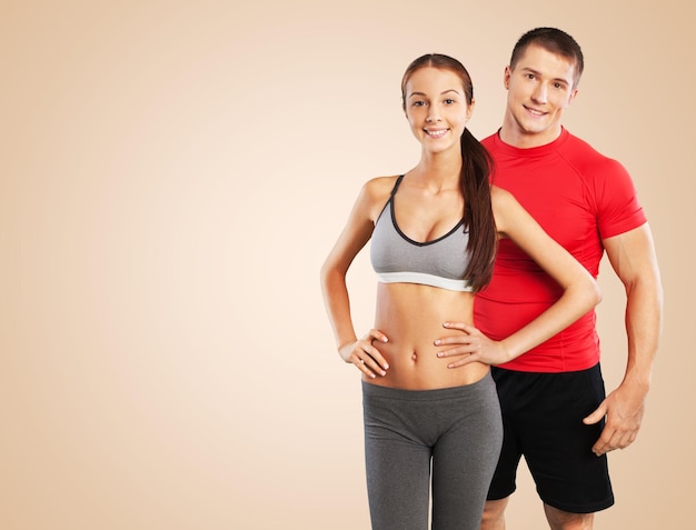 Jeune beau couple sportif dans la salle de gym