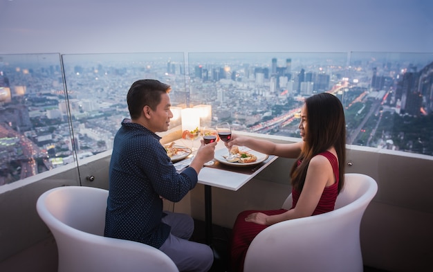 Jeune Beau Couple En Train De Dîner Romantique Sur Le Toit La Nuit.