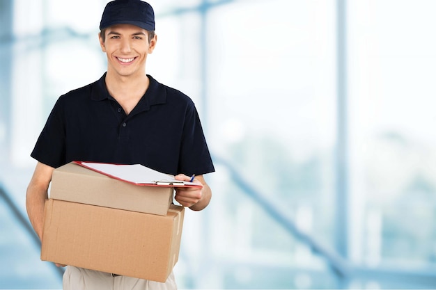 Jeune beau courrier avec boîte sur fond flou