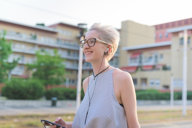 jeune beau designer caucasien blond italien