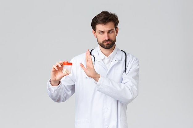 Jeune beau docteur en uniforme blanc