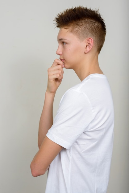 jeune beau garçon adolescent