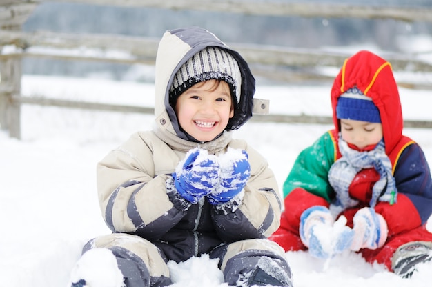 Jeune beau garçon en plein air en hiver