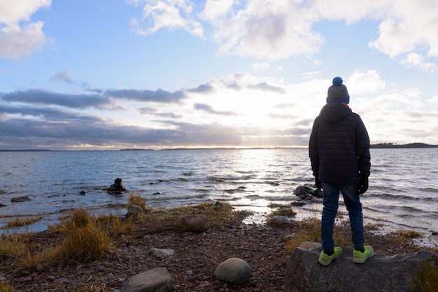 Jeune beau garçon s'éloigner de tout avec la nature