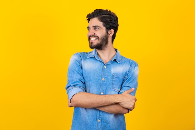 Jeune beau garçon souriant avec les bras croisés