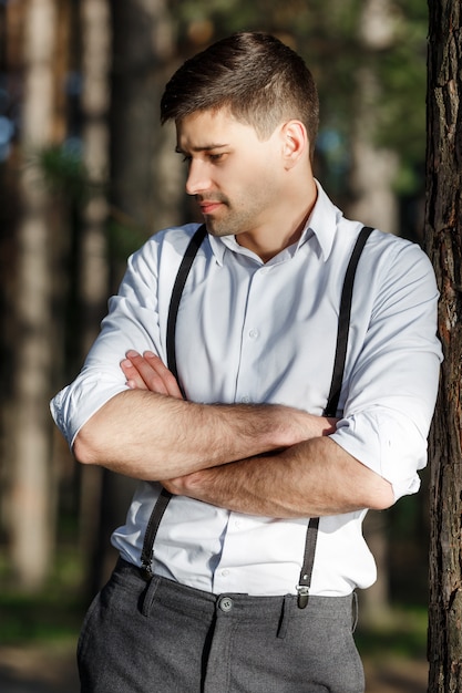 Jeune beau marié, souriant et regardant vers le bas