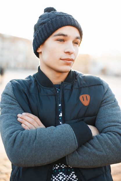 Jeune beau mec dans des vêtements chauds par une journée ensoleillée