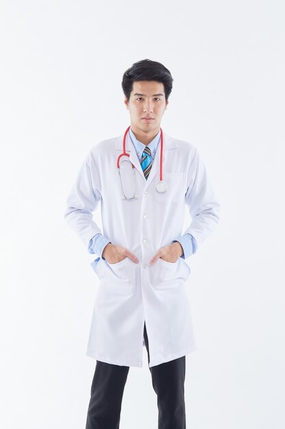 Jeune beau médecin asiatique en uniforme