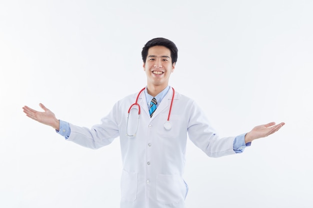 Jeune beau médecin asiatique en uniforme