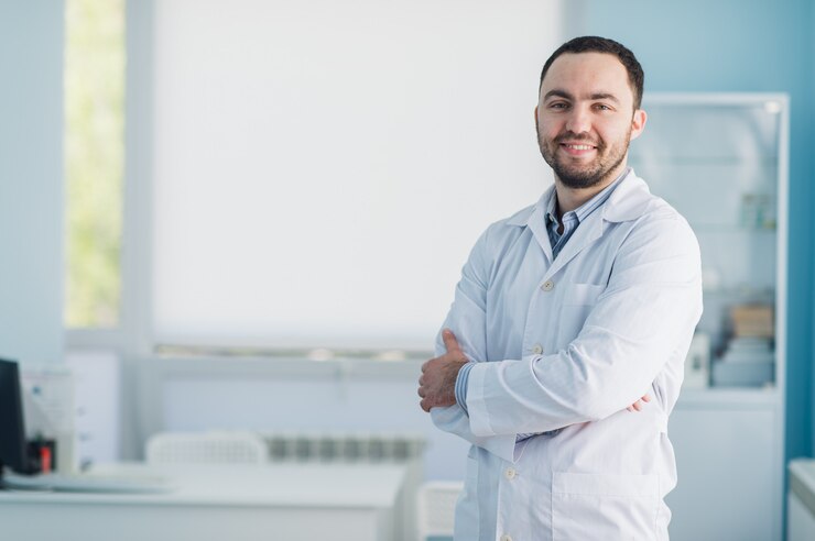 Jeune beau médecin à l'intérieur au bureau de l'hôpital