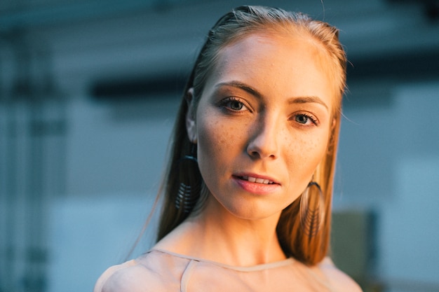 Jeune beau modèle avec du maquillage