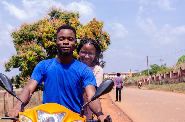 Jeune beau motocycliste africain et son client tous deux excités