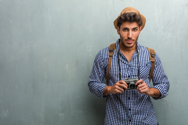 Jeune beau voyageur homme coiffé d&#39;un chapeau de paille