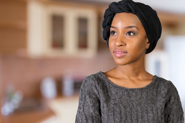 Jeune beauté afro souriante