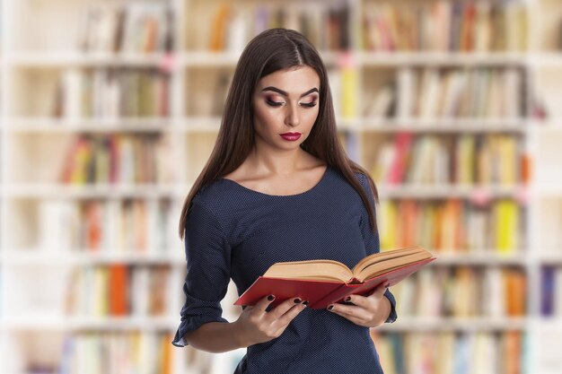 Jeune beauté femme avec des livres dans la bibliothèque