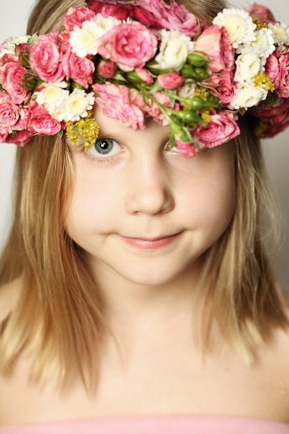 Photo jeune beauté, petite fille et fleurs