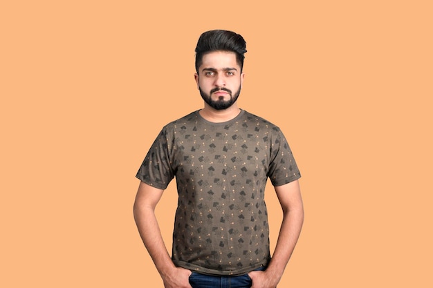 Jeune bel étudiant portant un t-shirt modèle pakistanais indien