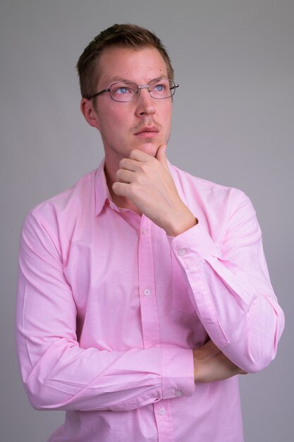 jeune bel homme d'affaires avec chemise rose
