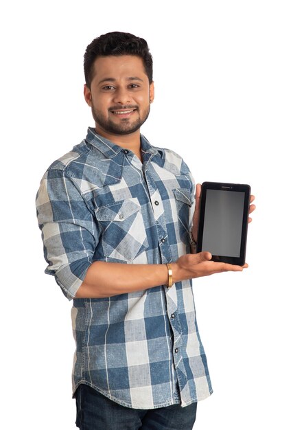 Jeune bel homme d'affaires montrant un écran vide d'un smartphone ou d'un téléphone mobile ou d'une tablette sur fond blanc