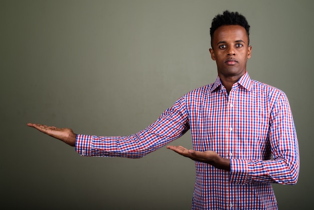 Jeune bel homme d'affaires portant une chemise à carreaux violette