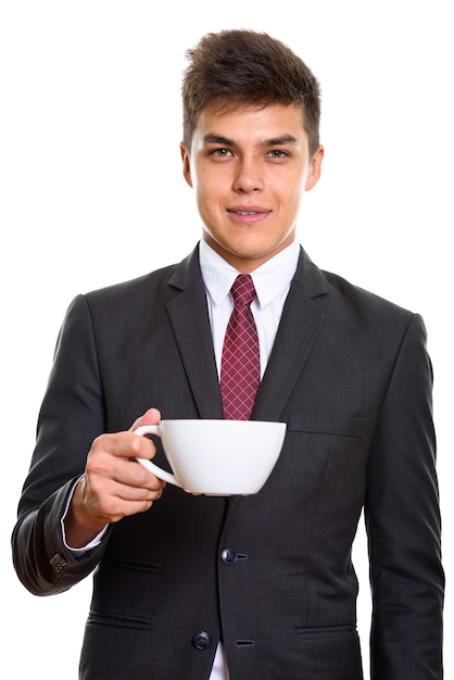 jeune bel homme d'affaires tenant une tasse de café