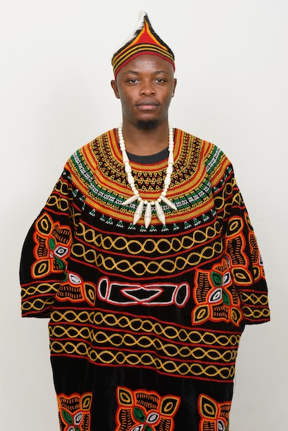 Jeune bel homme africain portant des vêtements traditionnels