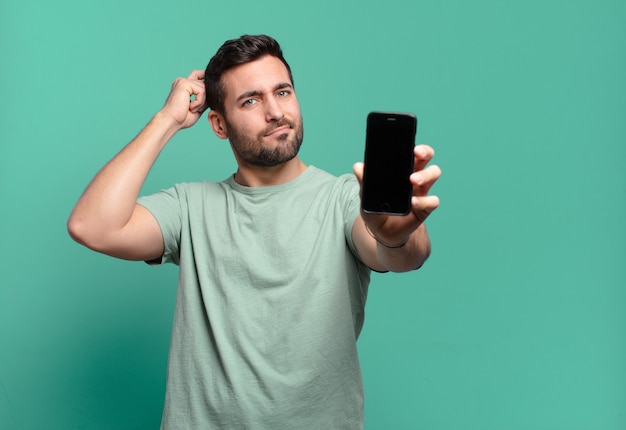 Jeune bel homme à l'aide de sa cellule