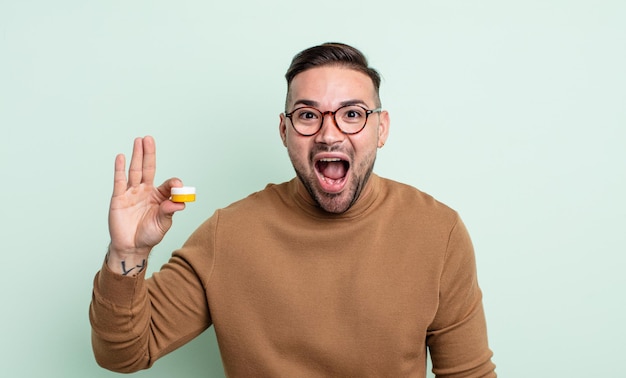 Jeune bel homme à l'air heureux et agréablement surpris. lentilles de contact