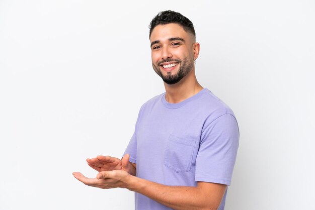 Jeune bel homme arabe isolé sur fond blanc applaudissant