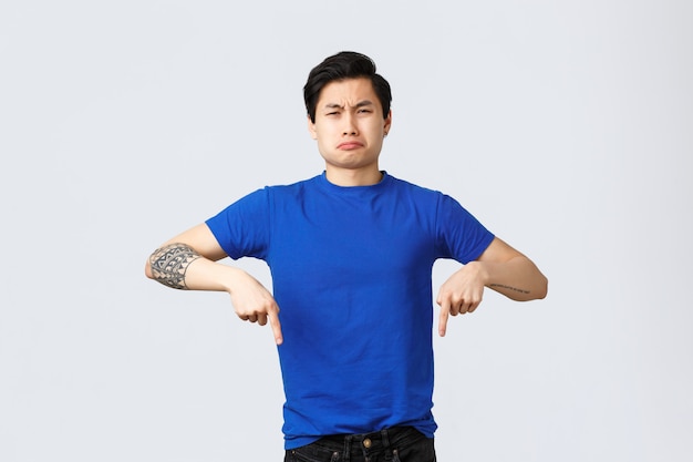 Jeune bel homme asiatique dans un t-shirt bleu