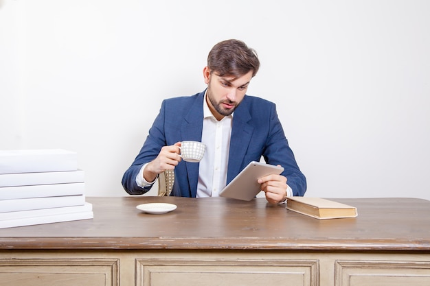 jeune bel homme assis au travail