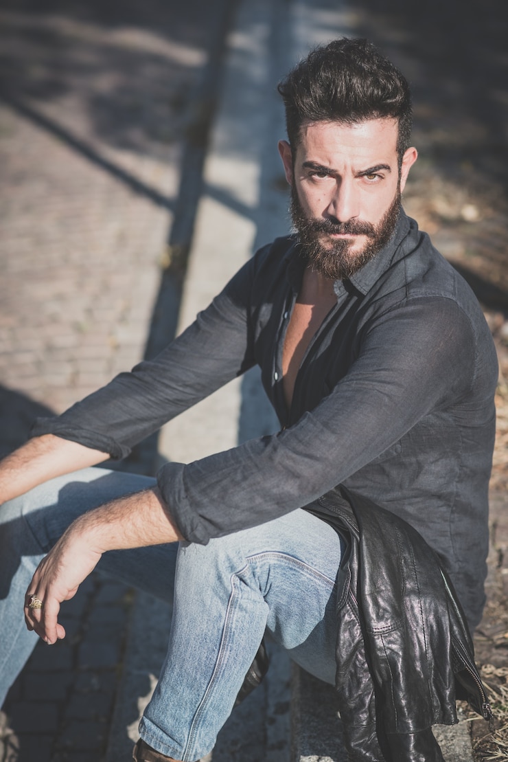 Photo jeune bel homme attrayant mannequin barbu