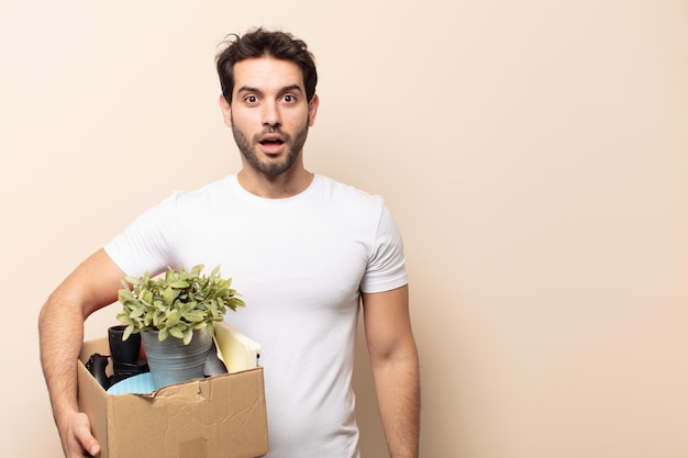 Jeune bel homme ayant l'air très choqué ou surpris, regardant la bouche ouverte en disant wow