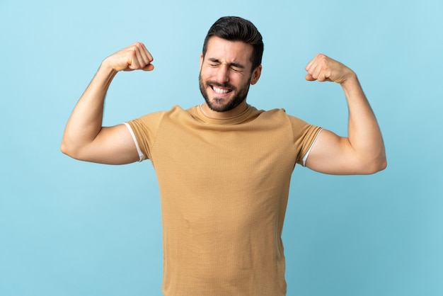 Jeune bel homme avec barbe faisant un geste fort