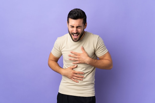 Jeune bel homme avec barbe sur isolé souriant beaucoup