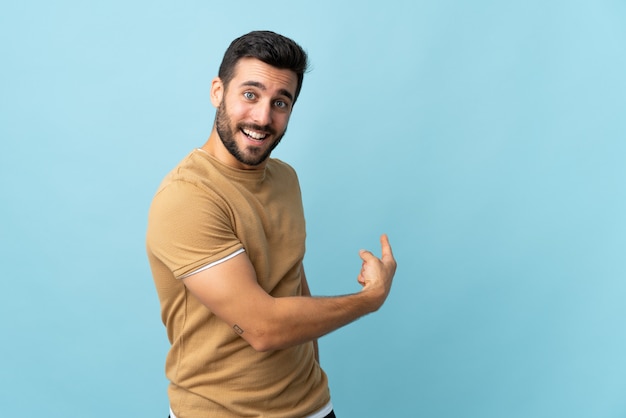 Jeune bel homme avec barbe pointant vers l'arrière