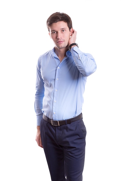 Jeune bel homme blanc dans un costume de bureau strict de chemise se dresse isolé sur fond blanc