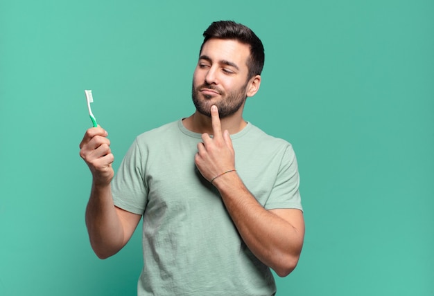 Jeune Bel Homme Avec Une Brosse à Dents