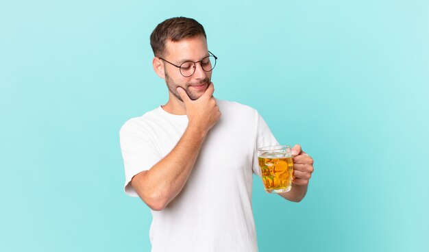 Jeune bel homme buvant une pinte de bière