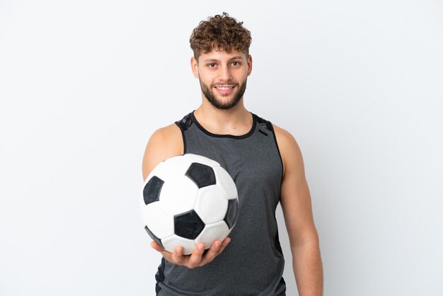 Jeune bel homme caucasien isolé sur fond blanc avec ballon de football