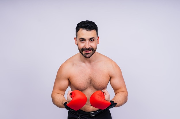 Jeune bel homme caucasien isolé sur fond blanc avec des gants de boxe